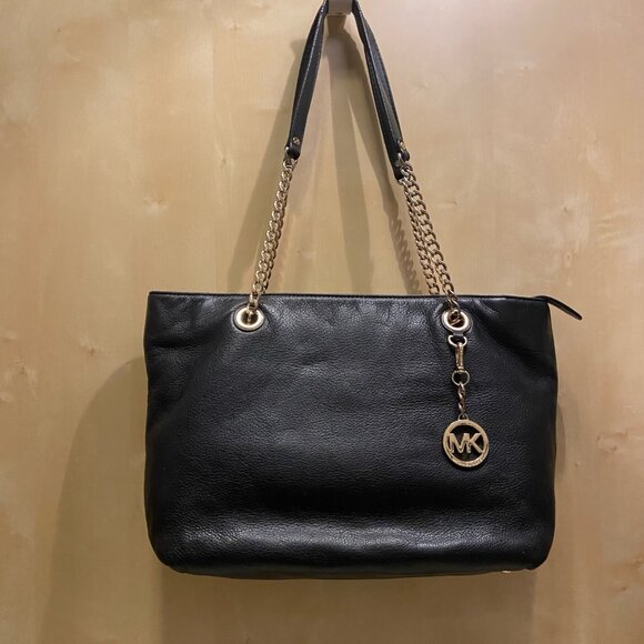 Michael Kors Jet Set Chain Shoulder Tote โ Black Pebbled Leather, Gold Hardware - Picture 1 of 8